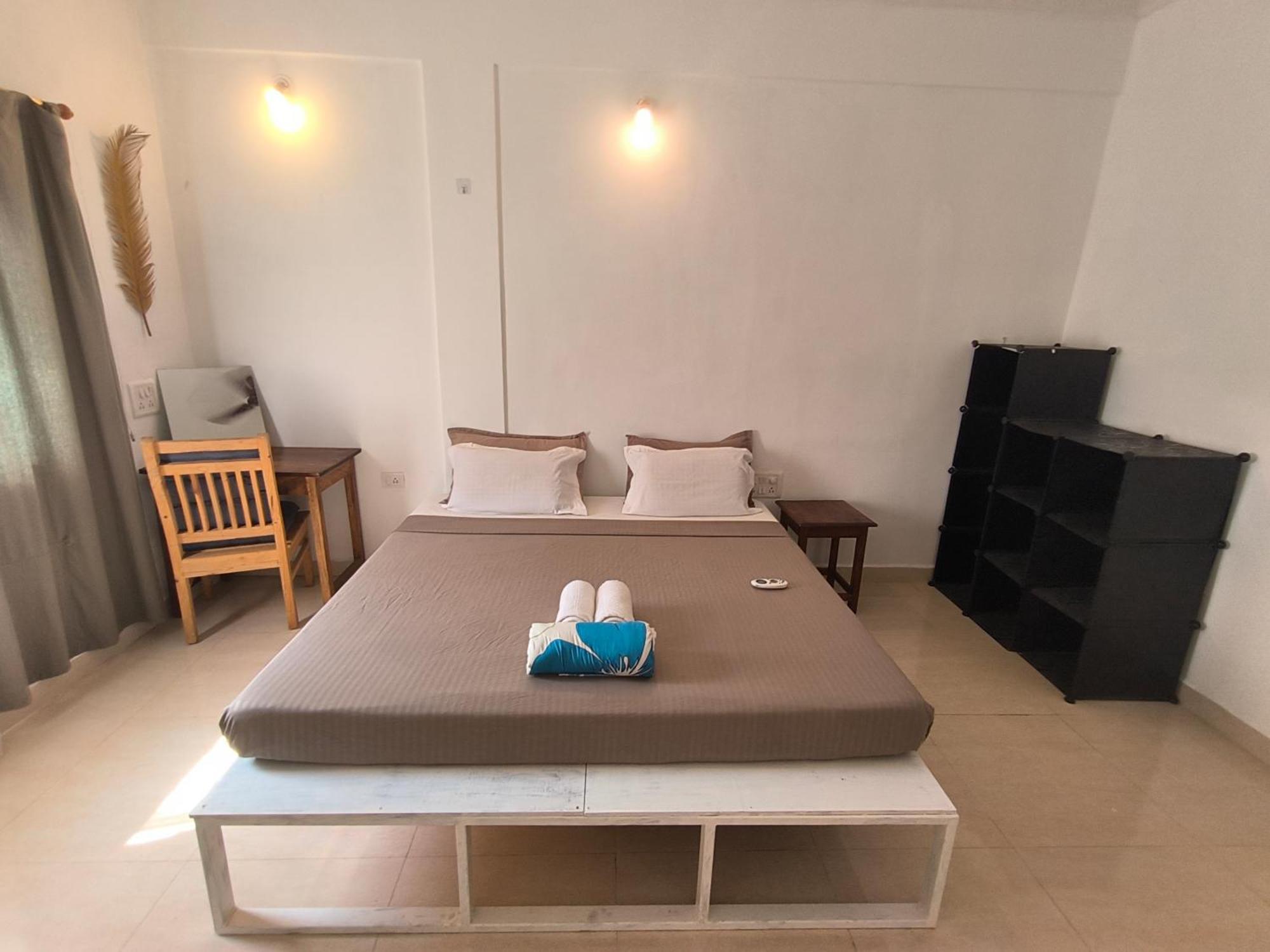 J-house, Spacious With Balconies, Thalassa 1min Away Apartment Siolim